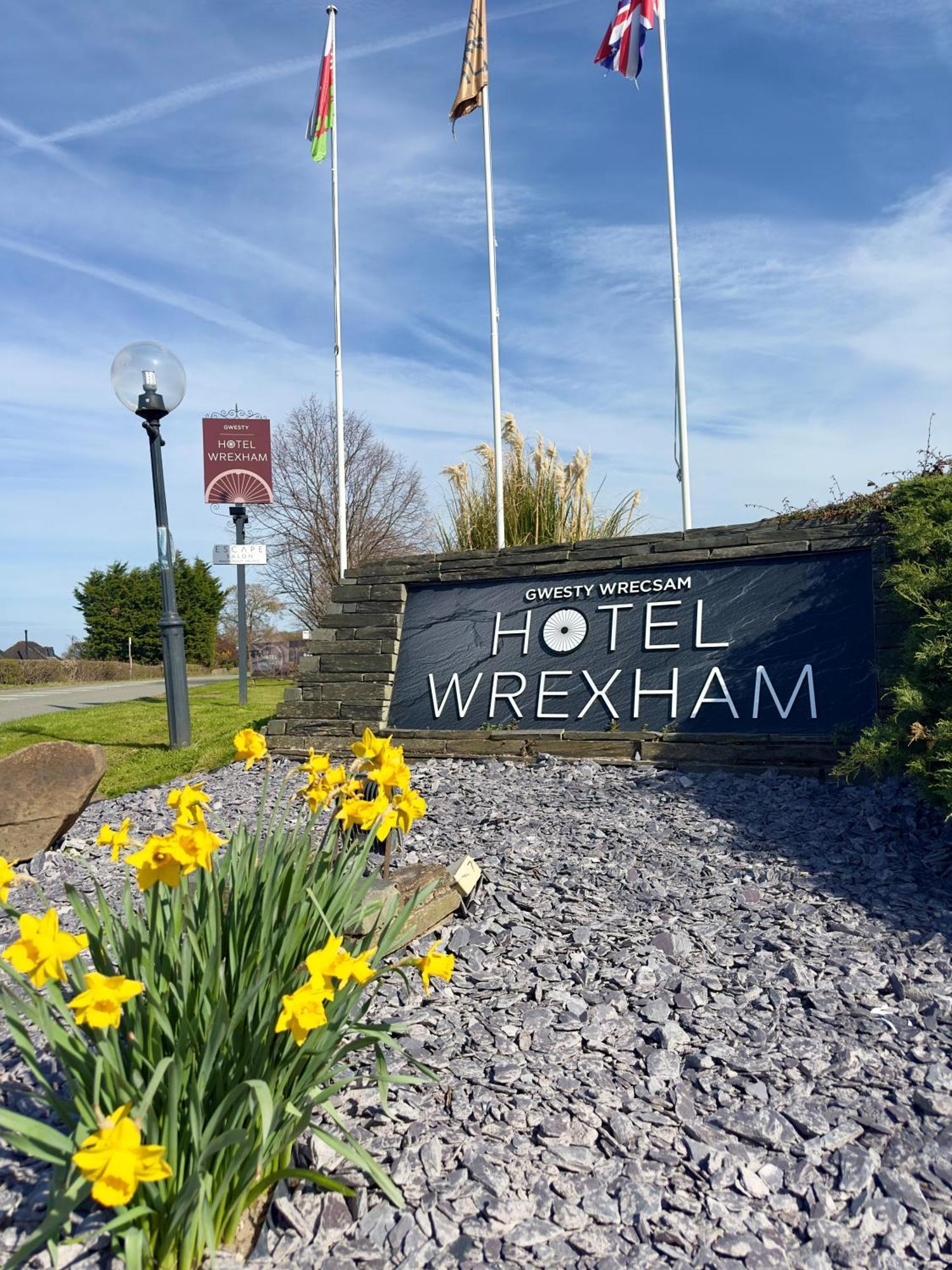 Holt Lodge Hotel Wrexham Esterno foto