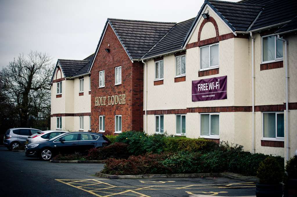 Holt Lodge Hotel Wrexham Esterno foto