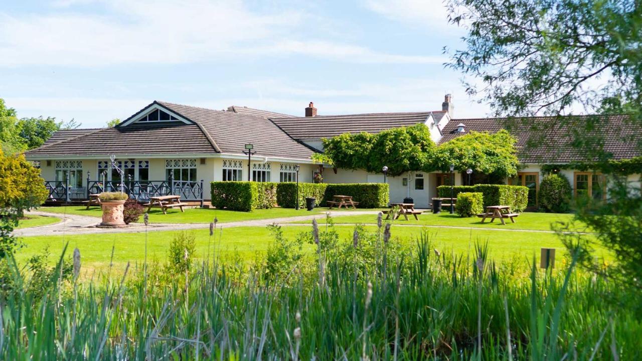 Holt Lodge Hotel Wrexham Esterno foto